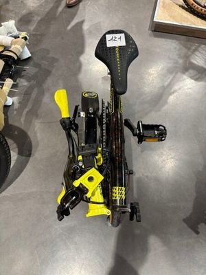 de nombreux types de vélos exposés lors d'un salon