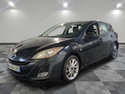une photo d'une Mazda noire dans un showroom
