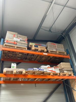 de nombreux cartons sur les étagères de l'entrepôt