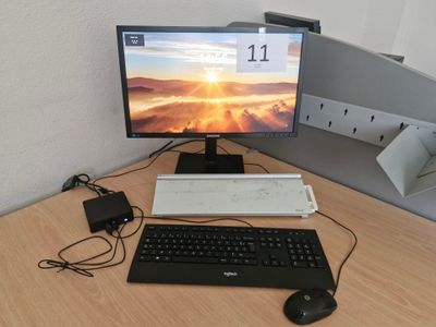 un bureau d'ordinateur sur lequel se trouvent un clavier, une souris et un écran