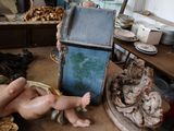 un homme assis sur une table avec une poupée