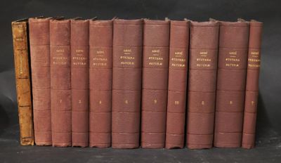 Plusieurs vieux livres sont alignés sur une surface noire
