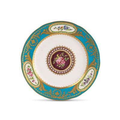 un gros plan d'une assiette décorée de fleurs