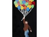 une personne tenant un bouquet de ballons en l'air