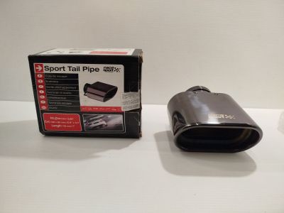 une boîte noire avec un pot d'échappement noir posée sur une table