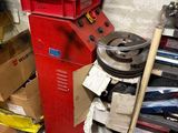 une pile d'objets hétéroclites posés sur le sol