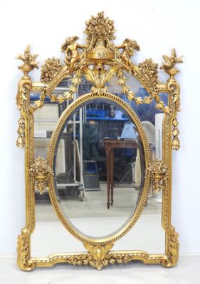 un miroir posé sur le sol d'une pièce