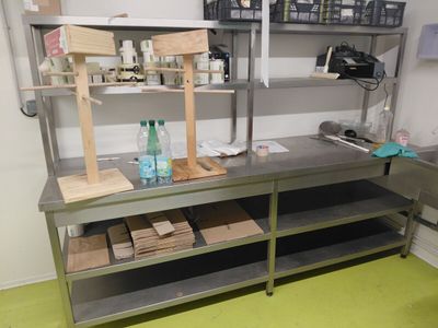 un établi en métal avec des étagères et un évier dans la cuisine