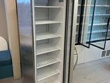 un réfrigérateur dont la porte est ouverte dans une pièce