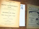 deux livres posés sur une table, sur laquelle se trouvent un stylo et du papier
