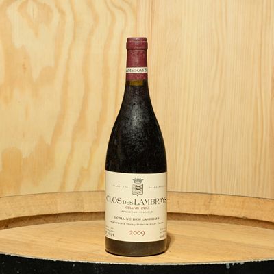 une bouteille de vin posée sur un tonneau