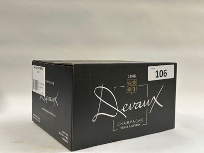 une boîte de vin posée sur une table