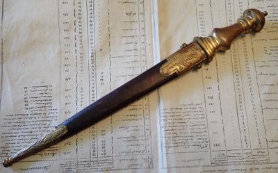 un stylo posé sur un livre