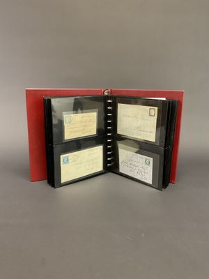 un livre rouge ouvert, avec deux pages et une couverture noire