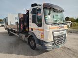 un camion qui est garé dans un parking