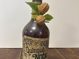 une bouteille d'alcool posée sur une table en bois