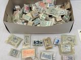 une boîte remplie de timbres posée sur une table
