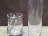 deux vases en verre posés sur une table l'un à côté de l'autre