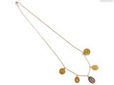 gros plan d'un collier sur fond blanc