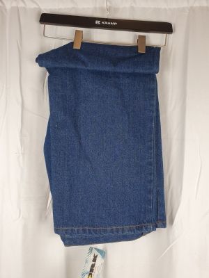 Les jeans sont suspendus au portant posé sur le lit.