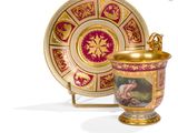 une tasse et une soucoupe en or ornées d'un motif