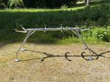 une grande structure métallique qui se trouve au milieu d'un champ