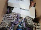 une boîte en carton remplie de canettes et encore de canettes de soda