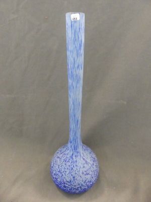 un vase bleu posé sur une table