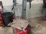 une photo d'un garage avec une machine et des outils