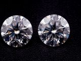 deux diamants ronds taille brillant sur un fond noir