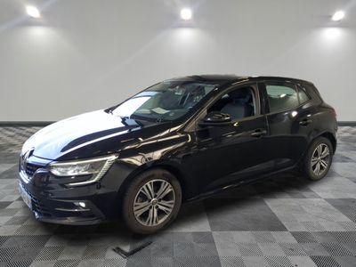 une voiture noire garée sur un sol en dalles à damier dans un garage