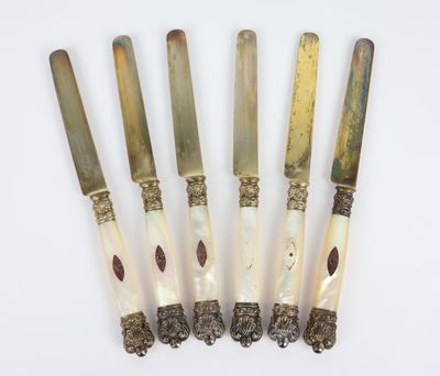 Suite de six couteaux en vermeil, les prises en nacre à déco…