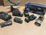 beaucoup de véhicules militaires miniatures et d'autres véhicules sur la table