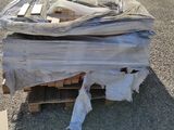 une pile de bois posée sur une palette