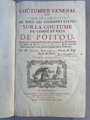 un livre ouvert avec l'image d'un oiseau dessus