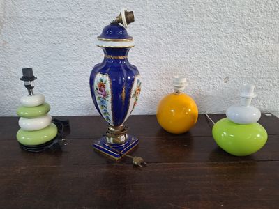 trois vases posés sur une table l'un à côté de l'autre