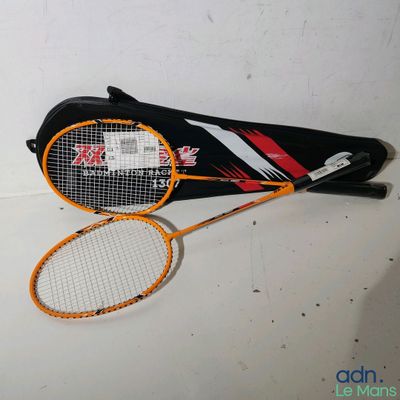 une raquette de tennis et un sac posés sur une table