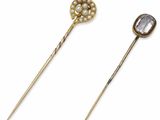 deux épingles à cheveux en or et perles, ornées de perles