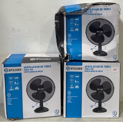 trois boîtes de ventilateurs empilées les unes sur les autres