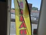 un grand drapeau jaune accroché à la fenêtre d'un restaurant