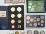un lot de pièces de monnaie posées sur une table