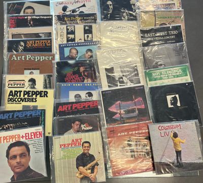 beaucoup de cd de musique et de cd sur la table
