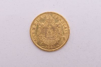gros plan d'une pièce d'or sur une surface blanche