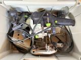 une photo d'une boîte contenant tout un tas d'outils