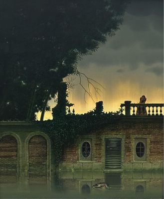 une photo d'un bâtiment sur lequel se trouve une horloge
