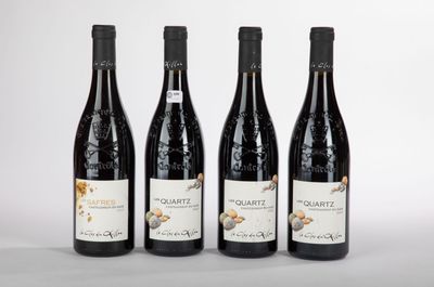 trois bouteilles de vin posées sur une table l'une à côté de l'autre