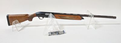 un gros plan d'un fusil posé sur une surface blanche, avec des sachets transparents