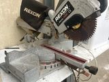 une photo d'une scie à onglet posée sur une table