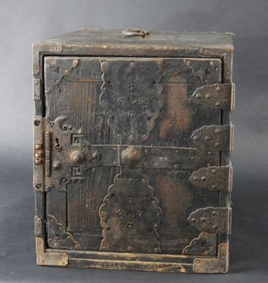 JAPON: Coffre forte de voyage en bois et pentures métallique… - Photo 1