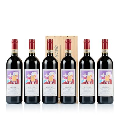 quatre bouteilles de vin sont alignées devant une caisse en bois